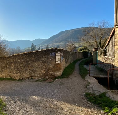 Ruelle dans le village proche du camping des deux sequoias