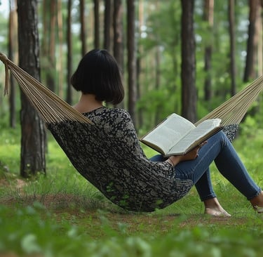 امرأة تقرأ في الخارج للاسترخاء