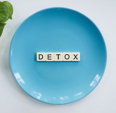 ein blauer Teller mit Scrabble-Buchstaben, auf welchen DETOX steht