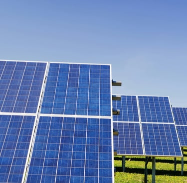 Veld met zonnepanelen