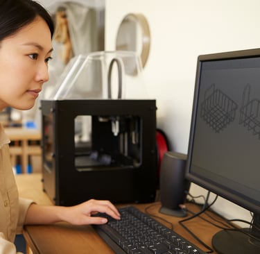 Una diseñadora está dibujando una cesta de hardware.