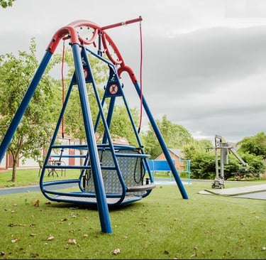 Neįgaliesiems pritaikyta žaidimo aikštelių įranga