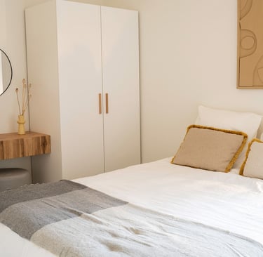 slaapkamer met opbemaakt bed