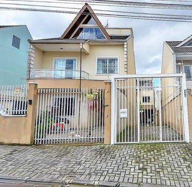 Sobrado amplo no Uberaba, com Atico- interno. - Ótima localização.