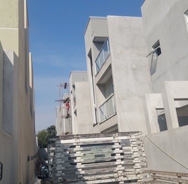 sobrado triplex no Capão Raso. - Bem localizado.