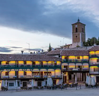 Plaza medieval de Chinchon Madrid al atardecer