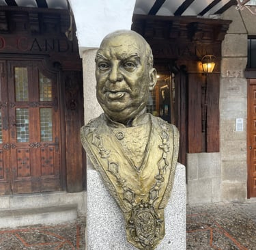 Busto de Candido en Segovia. Restaurante Candido cochinillo asado. Mesonero Real