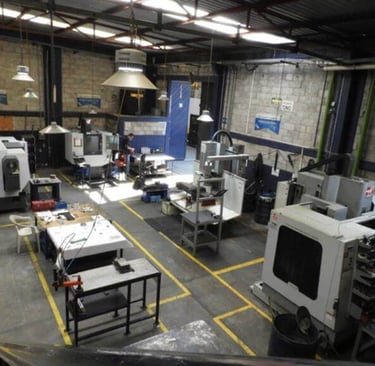 Tratamiento químico que mejora la resistencia a la corrosión de metales como el acero inoxidable