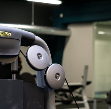 Dettaglio di un macchinario Technogym nella palestra Move 2 Grow a Milano, progettato per allenamenti di forza e fitness.