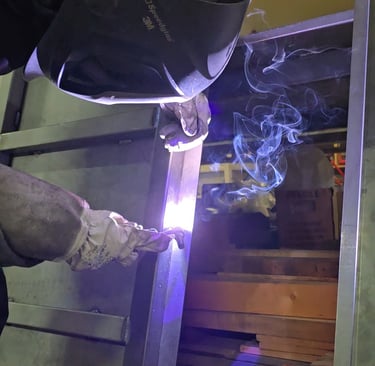 soudeur tig dans un atelier de chaudronnerie métallerie