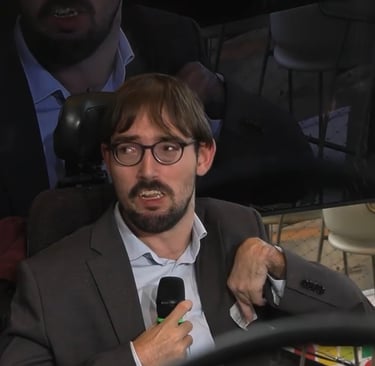 Porträt von Leon Fuchs , bei seinem Vortrag des Zukunftsforums Perspektive Gastgewerbe