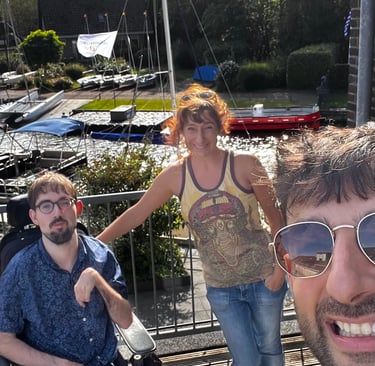 Assistenznehmer und zwei Assistenten im Urlaub.