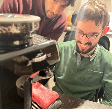 Assistenznehmer macht mit seinem Assistenten selbst Kaffee.