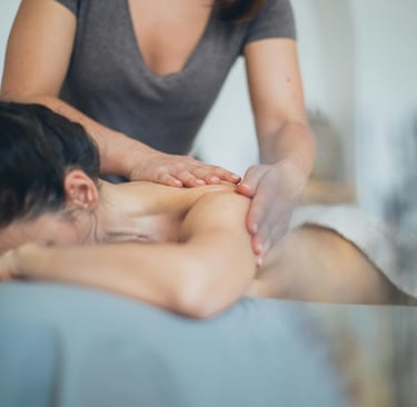 kosmetikausbildung-in-bayern Kosmetikausbildung Nageldesign Fußpflege Wimpernstylist Wimpern