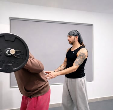 entrenador personal en toledo ayudando a cliente en entrenamiento funcional