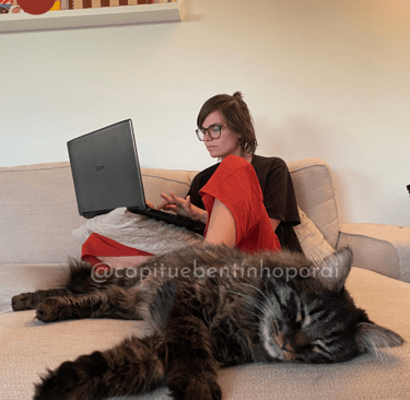 Capitu trabalhando online, enquanto faziamos Pet Sitting em Lausanne, Suiça. (O dorminhoco da foto s