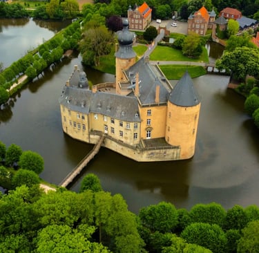 Vue du ciel d'un château, image de drone