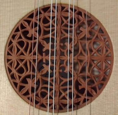 Vihuela rose in limewood