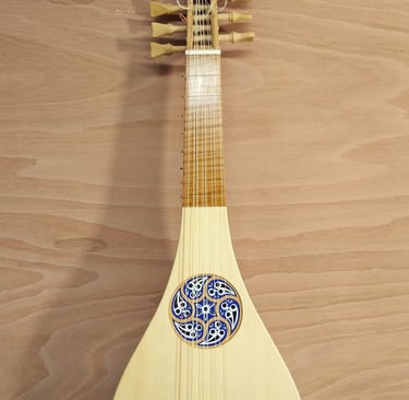 Gittern with a 3 piece rose