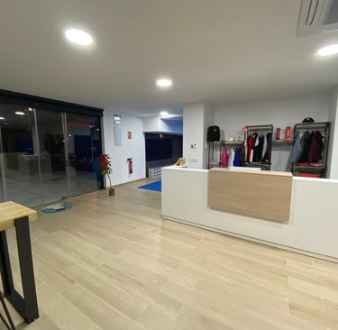 Recepción y tienda de Gracie Barra Bormujos