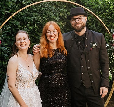 Alternative Wedding Hannover! ein strahlendes Hochzeitspaar mit einer glücklichen Rednerin in ihrer Mitte nach der Trauung