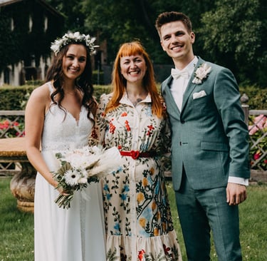 Berlin Hochzeit! Inklusive einer Braut mit Blumenkranz im Haar und einem Bräutigam im grünen Anzug.