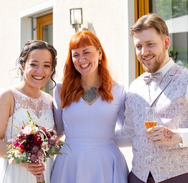 Hochzeit in Bayern. die Braut im romantischen Kleid, der Bräutigam im fancy Jacket. beide strahlen