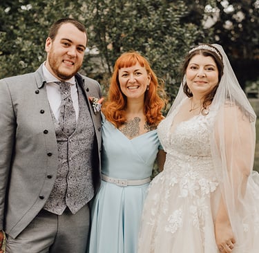 Sommer Hochzeit! Ein traumhaftes curvy Hochzeitspaar, das nach der Trauung in die Kamera strahlt.