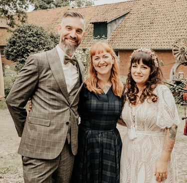 Schottland Hochzeit. die Traurednerin im karierten Blackwatch.-Kleid die Braut im romantischen boho-Style. alle strahlen