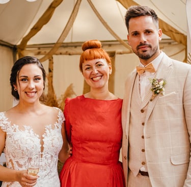 Braut und Bräutigam glücklich nach der Trauung mit der Traurednerin in ihrer Mitte