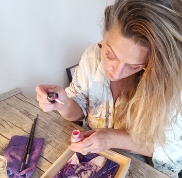 photo de l'artiste Yziya en train de peindre
