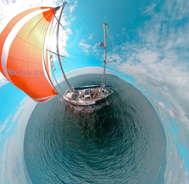 Segelyacht Moana mit dem auffälligen Gennaker-Segel der enercity Erneuerbare