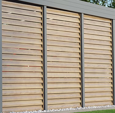 Panel ażurowy z żaluzjami drewnopodobnymi