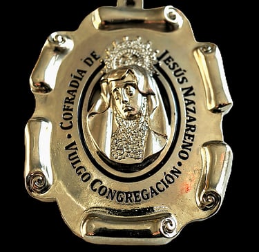 medalla de cofradía con virgen de la soledad de Zamora