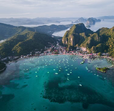  El nido bay with boats and mountains