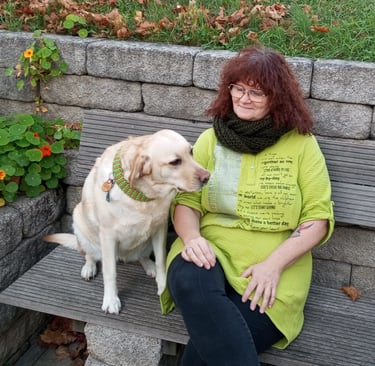 Carmen Robrecht mir ihrer Hündin Bonny auf einer Bank sitzend