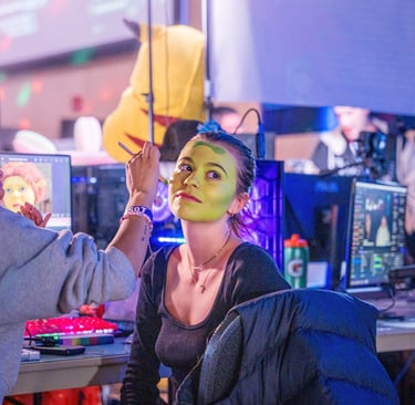 alyssacestmoii avec une peinture verte sur le visage
