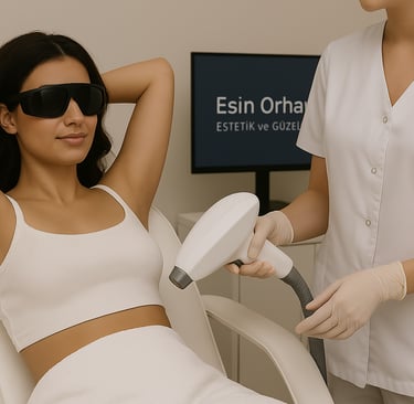 Bikini bölgesi lazer epilasyonunda steril ortamda hizmet alan kadın danışan