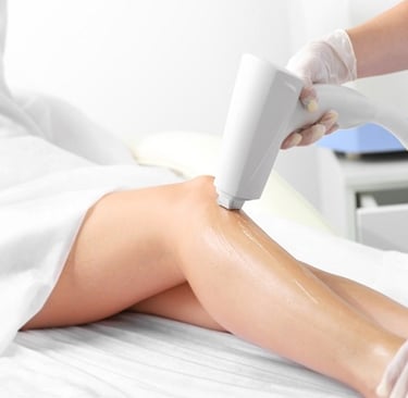 Diode lazer cihazı ile epilasyon işlemi yapılan modern klinik ortamı