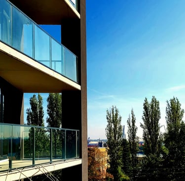 Przestronne balkony ze szklaną balustradą – apartamenty na sprzedaż w Szczecinie z widokiem na ziele