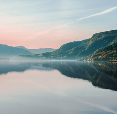 “Paysage naturel avec un lac calme, symbole de sérénité, pour le site de Clara Dejean, psychologue à
