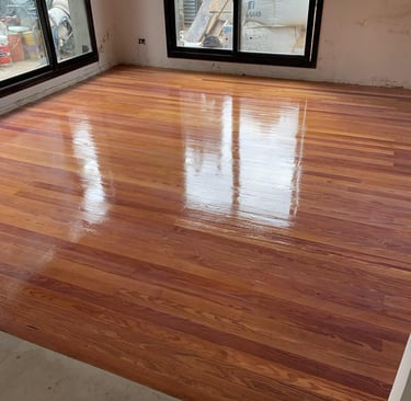 Pulido de pisos de madera con acabado brillante. Recuperamos el color y la luminosidad de cada amb