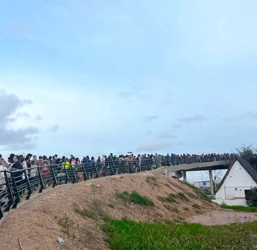 Jóvenes caminando para ayudar a los afectados por la dana en Valencia