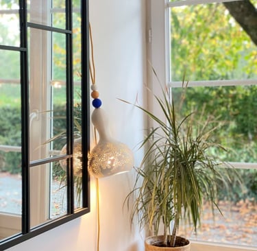 Calebasse transformée en luminaire par Claire Mahé