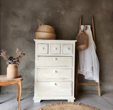 Commode en bois peinte en blanc