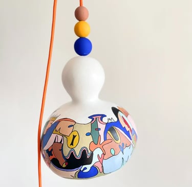 Luminaire peint par Claire Mahé