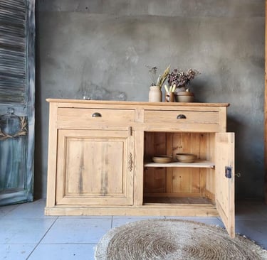 Meuble relooké en bois clair