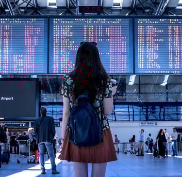 donna da sola in aeroporto