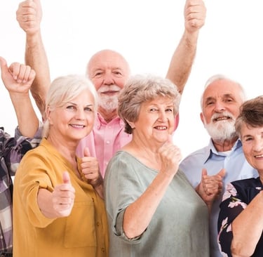gruppo di anziani esultano positivamente