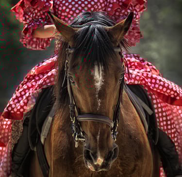 donna che cavalca con vestito rosso a pois bianchi